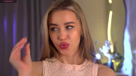 Snapshot of jjennnyy chatting on November 19, 2025, 8:14 am Jenny online show from November 19, 2025, 8:14 am