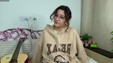 Snapshot of joannwhitver chatting on December 18, 2025, 4:24 pm Nana online show from December 18, 2025, 4:24 pm