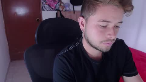 JOHAN independient model online show from October 30, 2025, 4:41 pm