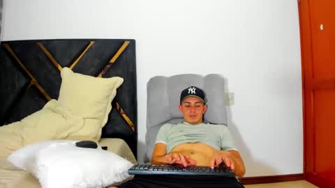 Snapshot of john_hot690 chatting on April 6, 2026, 4:46 am john_hot690 online show from April 6, 2026, 4:46 am