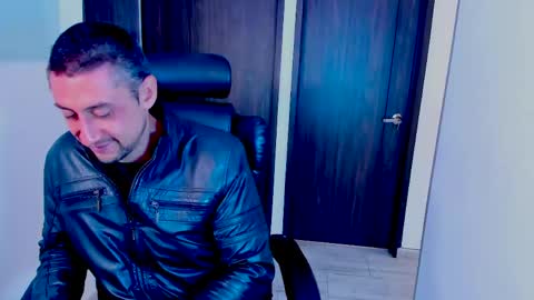 Snapshot of johnny_seens1 chatting on May 12, 2026, 1:52 pm Johnny online show from May 12, 2026, 1:52 pm