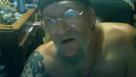 Snapshot of johnnyshung1 chatting on December 3, 2025, 4:27 pm johnnyshung1 online show from December 3, 2025, 4:27 pm