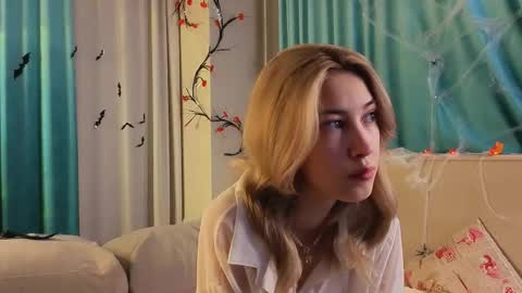 Snapshot of jolyndeb chatting on November 1, 2025, 11:01 am Viola online show from November 1, 2025, 11:01 am