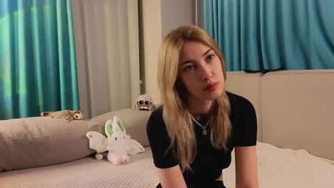 Snapshot of jolyndeb chatting on November 2, 2025, 11:12 am Viola online show from November 2, 2025, 11:12 am