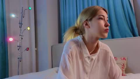 Snapshot of jolyndeb chatting on November 6, 2025, 11:22 am Viola online show from November 6, 2025, 11:22 am