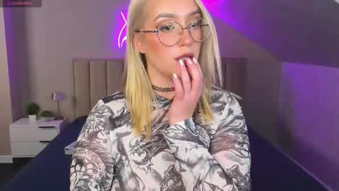 Vickie online show from October 16, 2025, 10:05 am