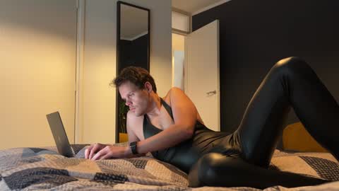 Snapshot of jrnb87 chatting on December 28, 2024, 10:47 am JoyBoy online show from December 28, 2024, 10:47 am