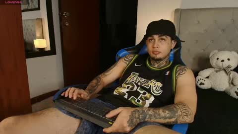 juan_alvarez18 online show from May 21, 2026, 2:51 am