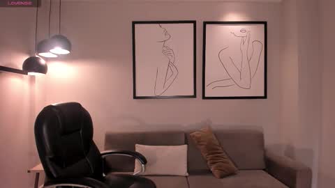 Juanita Clay online show from November 18, 2025, 11:58 am