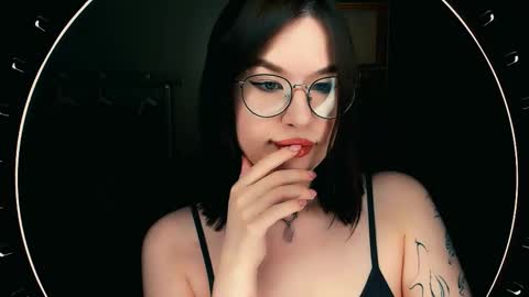 Snapshot of juicy_burrito chatting on November 17, 2025, 9:20 pm Bella online show from November 17, 2025, 9:20 pm