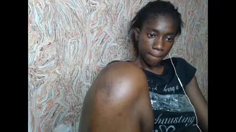 Snapshot of juicyberryx chatting on February 5, 2025, 11:28 pm queen online show from February 5, 2025, 11:28 pm