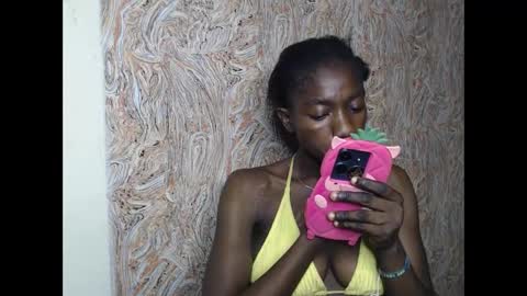 Snapshot of juicyberryx chatting on February 9, 2025, 5:29 am queen online show from February 9, 2025, 5:29 am