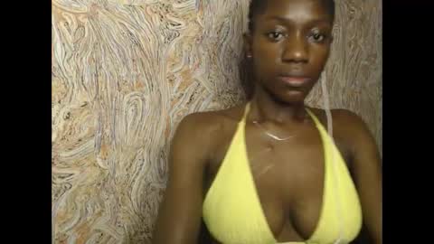 Snapshot of juicyberryx chatting on February 19, 2025, 8:55 am queen online show from February 19, 2025, 8:55 am