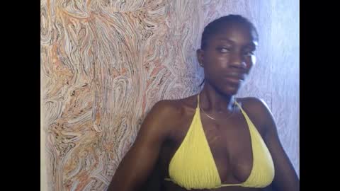 Snapshot of juicyberryx chatting on February 19, 2025, 12:00 pm queen online show from February 19, 2025, 12:00 pm