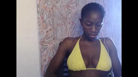 Snapshot of juicyberryx chatting on February 21, 2025, 11:55 am queen online show from February 21, 2025, 11:55 am