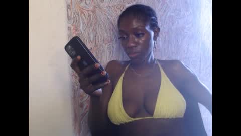 Snapshot of juicyberryx chatting on February 22, 2025, 2:19 pm queen online show from February 22, 2025, 2:19 pm