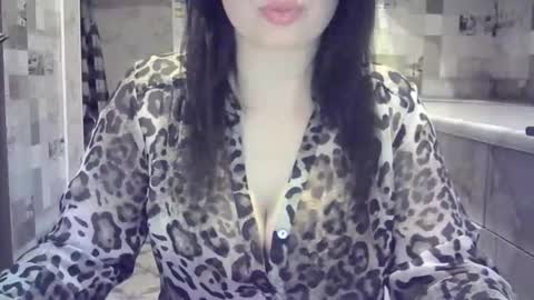 julia69009 online show from May 27, 2026, 8:28 pm
