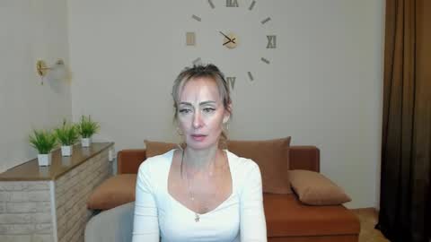 julia__cherry_ online show from December 8, 2024, 2:09 pm