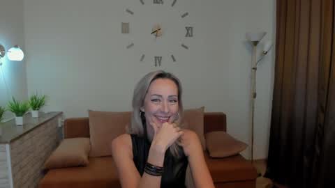 julia__cherry_ online show from February 8, 2025, 1:44 pm