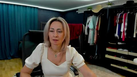 julia__cherry_ online show from April 24, 2026, 2:41 pm