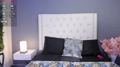 J U L IA   M A R T I N E Z online show from November 22, 2025, 11:42 am