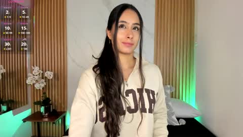 J U L IA   M A R T I N E Z online show from April 16, 2026, 11:33 am