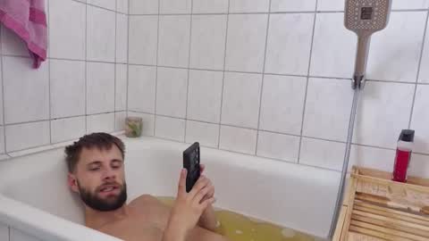 julia_official online show from October 5, 2025, 10:13 am