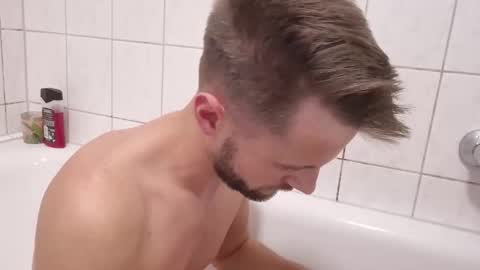 julia_official online show from October 18, 2025, 9:04 pm