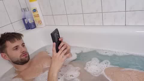 julia_official online show from November 8, 2025, 1:22 pm