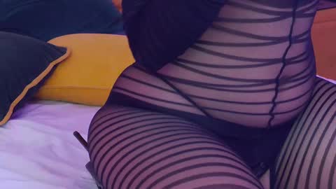 Snapshot of juliaharveyy chatting on February 17, 2025, 12:21 am Julia online show from February 17, 2025, 12:21 am