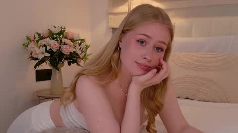 JuliaJae1 online show from April 22, 2026, 9:05 pm