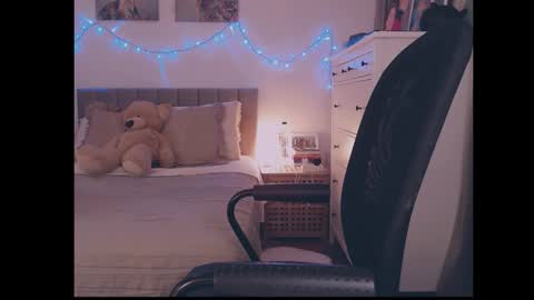 julialiones online show from February 5, 2026, 4:55 pm