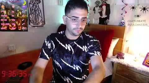 Snapshot of julian1225_ chatting on October 30, 2025, 2:35 am Julian online show from October 30, 2025, 2:35 am