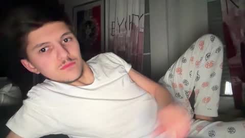 Snapshot of julian762928 chatting on March 2, 2026, 11:00 pm Julian1265 online show from March 2, 2026, 11:00 pm