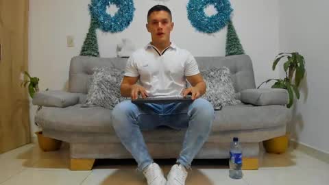 julian_wallace online show from December 20, 2024, 9:39 pm