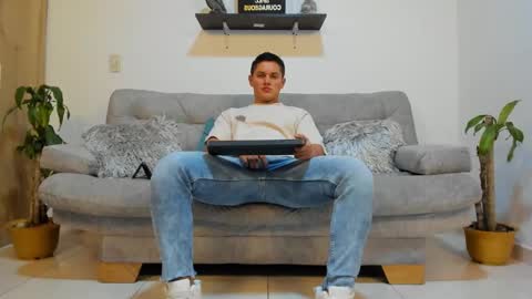 julian_wallace online show from January 21, 2025, 12:15 am