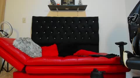 julian_wallace online show from February 24, 2025, 3:09 pm