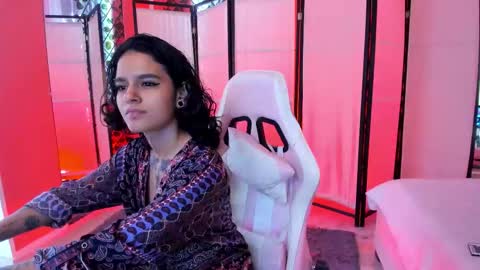 julianne_7 online show from February 7, 2026, 9:29 pm