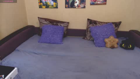 Snapshot of juliasane_ chatting on April 18, 2026, 8:07 am Jul online show from April 18, 2026, 8:07 am