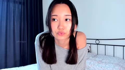 julia online show from March 1, 2025, 9:07 am
