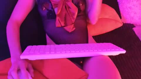 Snapshot of julie13tuyo chatting on December 4, 2025, 10:51 pm Julie-Game online show from December 4, 2025, 10:51 pm