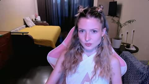 Snapshot of julie_flores chatting on August 6, 2026, 3:25 pm Julie online show from August 6, 2026, 3:25 pm