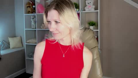 Snapshot of julie_lucasss chatting on March 11, 2026, 12:38 am Julie Lucasss online show from March 11, 2026, 12:38 am