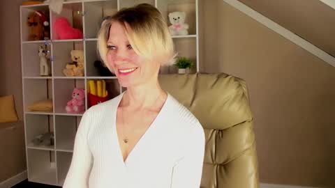 Snapshot of julie_lucasss chatting on March 13, 2026, 12:50 am Julie Lucasss online show from March 13, 2026, 12:50 am