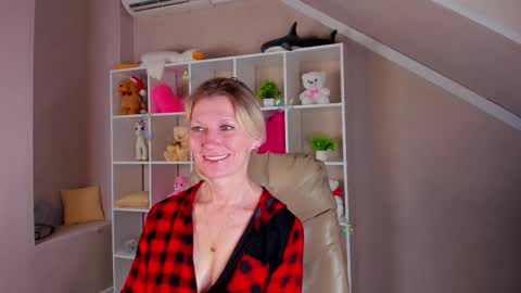Snapshot of julie_lucasss chatting on March 15, 2026, 1:00 am Julie Lucasss online show from March 15, 2026, 1:00 am