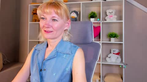 Snapshot of julie_lucasss chatting on April 7, 2026, 12:33 am Julie Lucasss online show from April 7, 2026, 12:33 am