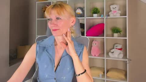Snapshot of julie_lucasss chatting on April 14, 2026, 12:38 am Julie Lucasss online show from April 14, 2026, 12:38 am