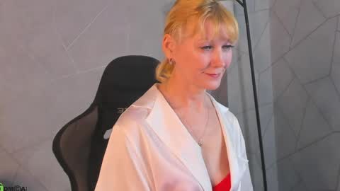 Snapshot of julie_lucasss chatting on April 21, 2026, 1:42 am Julie Lucasss online show from April 21, 2026, 1:42 am
