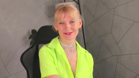 Snapshot of julie_lucasss chatting on May 6, 2026, 12:30 am Julie Lucasss online show from May 6, 2026, 12:30 am