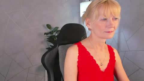 Snapshot of julie_lucasss chatting on May 14, 2026, 12:06 am Julie Lucasss online show from May 14, 2026, 12:06 am